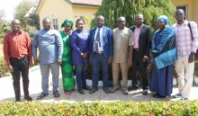 ISSUP فريق مع المدير الطبي، FNPHK، في الوسط.