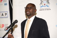 En representación de los graduados Sr. Thapologang Qhau