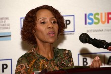 La Primera Dama pronunciando un discurso de apertura